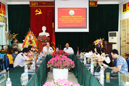 Đại diện tổ chức phi lợi nhuận Đại học Stanford Hoa Kỳ thăm và làm việc với lãnh đạo trường CĐ Kinh tế-Tài chính Thái Nguyên.